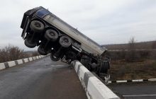 Под Мариуполем фура слетела с моста и зависла над трассой (фото, видео)