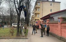 Во Львове под Генконсульством РФ повесили чучело "москаля" (фото)