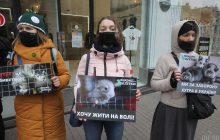 "Лишіть хутро тваринам": у Києві та Львові влаштували акції до Всесвітнього дня без хутра (фоторепортаж, відео)