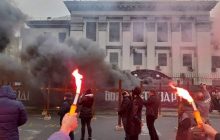 День пам'яті жертв голодоморів: в Києві біля посольства РФ активісти запалили фаєри (фото)