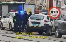 В Киеве пятеро мужчин ворвались в квартиру и захватили в заложники женщину (фото, видео)