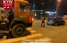 В Киеве пьяный водитель бетономешалки въехал в легковушку: ее пассажир попал в больницу (фото)