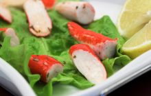 Праздничные салаты с крабовыми палочками: оригинальные и вкусные рецепты
