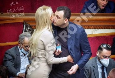 Нардепів від Слуги народу спіймали на грубому порушенні карантину в Раді (фото)