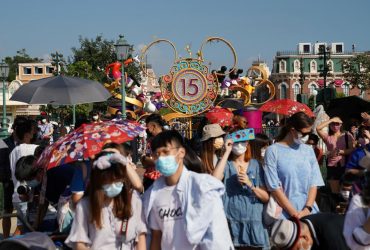 До дня народження коронавірусу: в Гонконзі з розмахом та без соціальної дистанції відкривають нову локацію в Діснейленді (фоторепортаж)