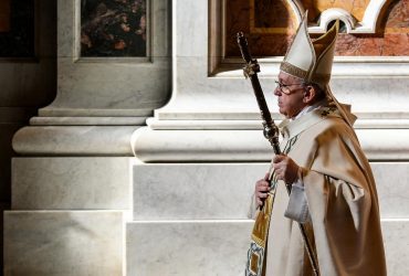 Папа Римский в день Пасхи обратился к миру на украинском и русском языках