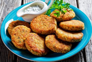 Этот ингредиент нужно добавить в рыбные котлеты: не развалятся и будут в 3 раза сочнее