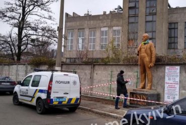 У Києві з’явився платний Ленін, але поліція "бізнес" не підтримала (фото)