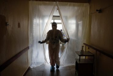 Колективна безвідповідальність. Як українці лікуються від COVID-19 і заражають у лікарнях медиків і один одного
