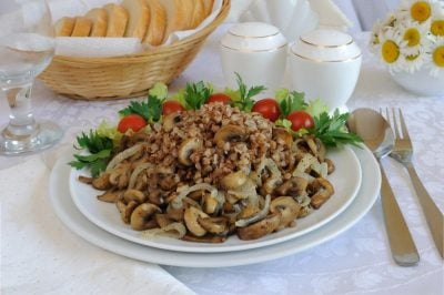 Греча с мясом и грибами в горшочке