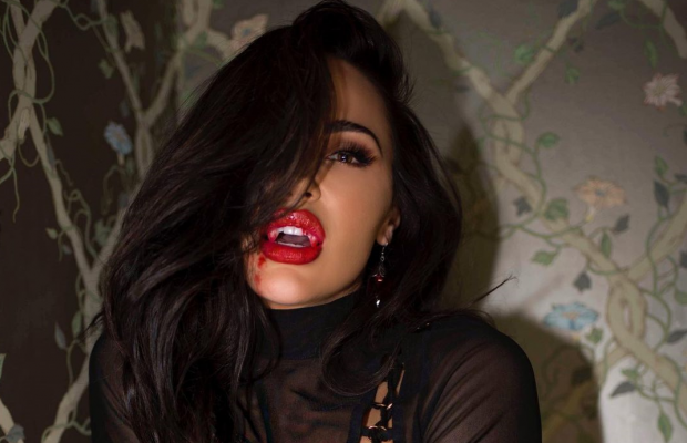 Відома модель в мікротрусиках засвітила свої "принади"