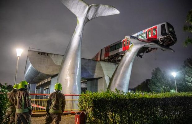 Завис на висоті 10 метрів: у Роттердамі потяг від падіння врятувала гігантська скульптура (фото)