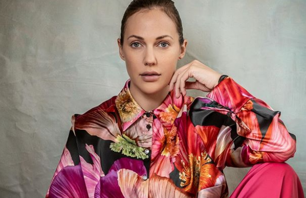 Зірка "Величного століття" Мер'єм Узерлі постала в чуттєвому образі