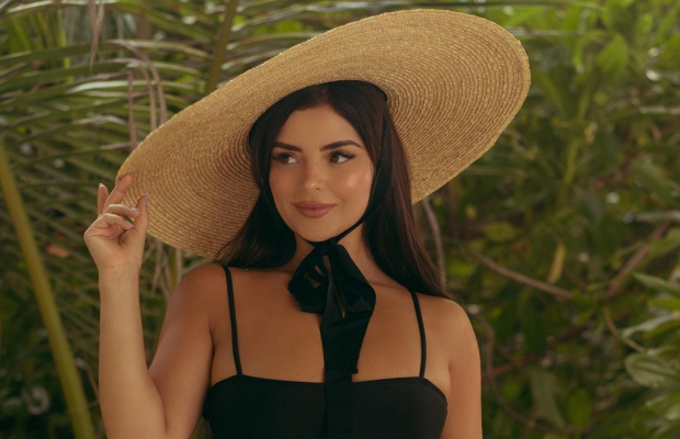 Популярна модель в прозорій сукні блиснула "полуничкою"