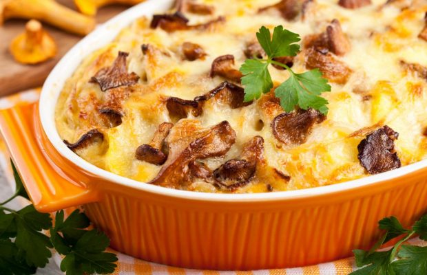 Як смачно приготувати картоплю з грибами: тушковану, запечену та у горщиках
