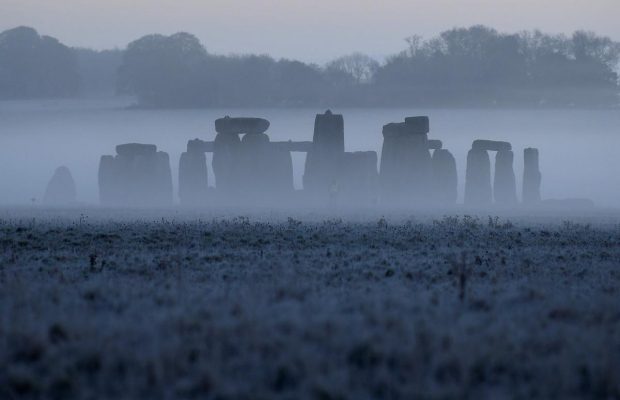 Туман окутал Стоунхендж: фотограф показал невероятные утренние кадры (фоторепортаж)
