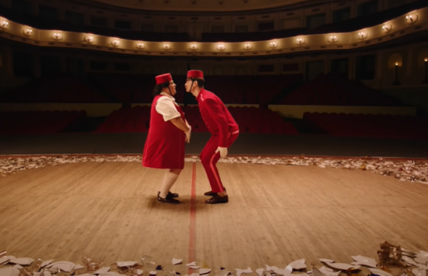 Alyona Alyona випустила яскравий кліп, в якому знявся відомий російський шоумен (відео)