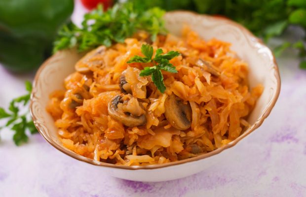 Ароматно-сочная тушеная капуста с грибами: как приготовить вкусное блюдо