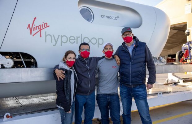 Поїзд Hyperloop на магнітній подушці перевіз перших пасажирів (фото, відео)