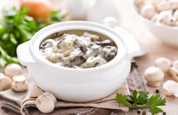 Ароматные грибы в сметане: как приготовить вкусное блюдо в нежном соусе