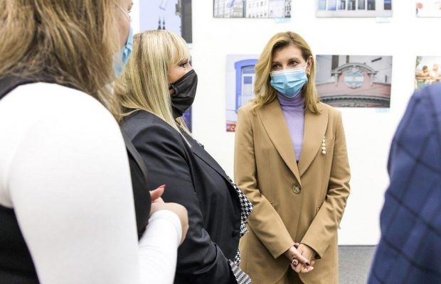 Олена Зеленська вразила яскравим офісним стилем
