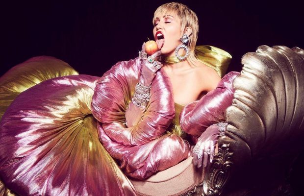 Гола Майлі Сайрус позувала в труні