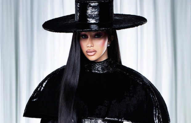 Карді Бі засвітила "жирок" в ультраобтислому комбінезоні