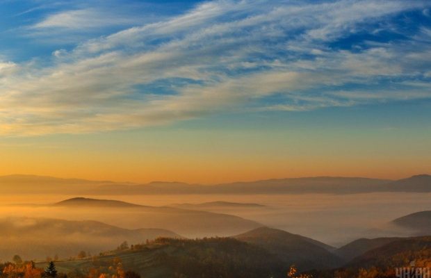 Осень в горах: фотограф показал невероятный утренний туман в украинских Карпатах (фоторепортаж)