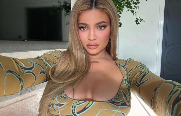 У Кайлі Дженнер випали груди з сукні (фото)