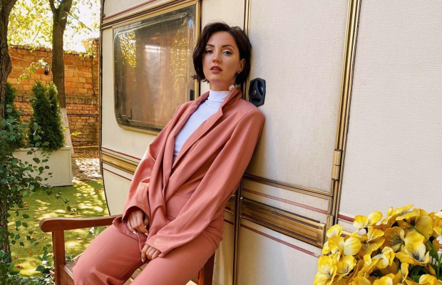 Українська співачка в еротичному боді засвітила груди