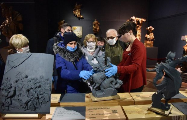 Почувствовать искусство на ощупь: во Львове открылась тактильная выставка знаменитого скульптора Пинзеля для незрячих (фоторепортаж)