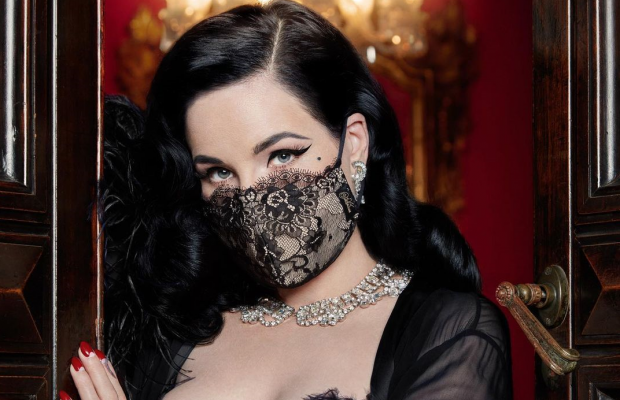 Зірка бурлеску Діта фон Тіз з батогом в руках засвітила "полуничку"