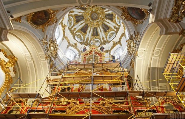 Внутри Андреевской церкви: как проходит большая реконструкция одного из красивейших храмов Киева (фоторепортаж)