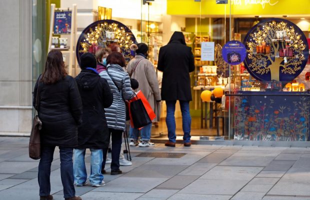 Австрийцы заполонили магазины накануне локдауна (фоторепортаж)