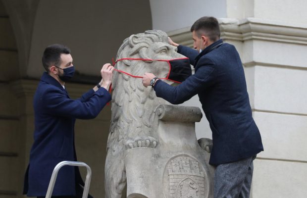 Карантинний день студента: у Львові левів вбрали в мантії та захисні маски (фото, відео)