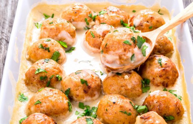 Аппетитные мясные ежики: как приготовить сытное блюдо в белом соусе