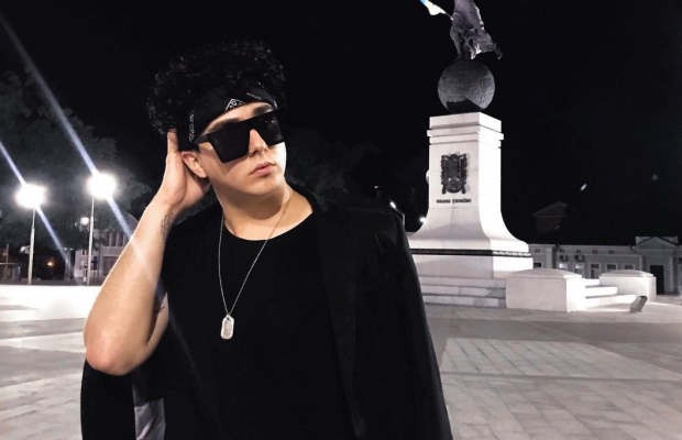 Український співак повністю поголив брови (відео)