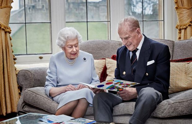 Разом 73 роки: опубліковано новий знімок королеви Єлизавети II і принца Філіпа (відео)