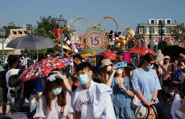 Ко "дню рождения" коронавируса: в Гонконге с размахом и без социальной дистанции открывают новую локацию в Диснейленде (фоторепортаж)