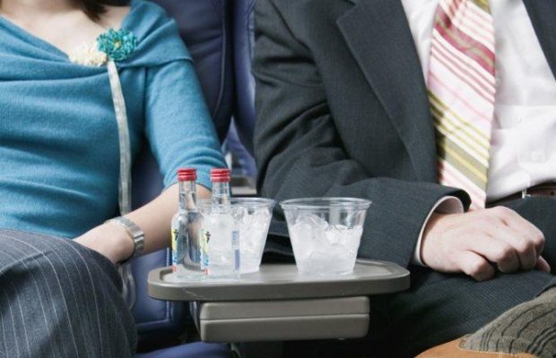 Злітав в Туреччину: російський турист напився і побив дружину на борту літака