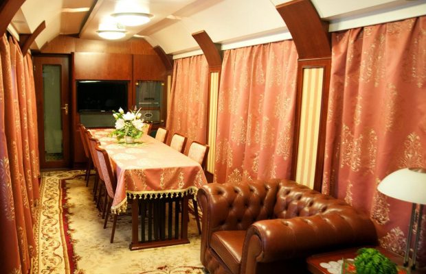 Голова "Укрзалізниці" розповів про VIP-вагони, з яких сміялася мережа