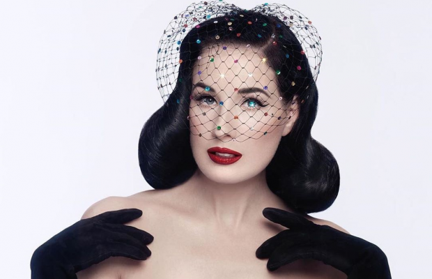 Зірка бурлеску Діта фон Тіз показала фігуру в сексі-білизні