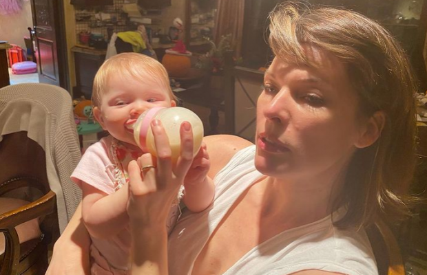 Мілла Йовович показала свіжі фото наймолодшої доньки