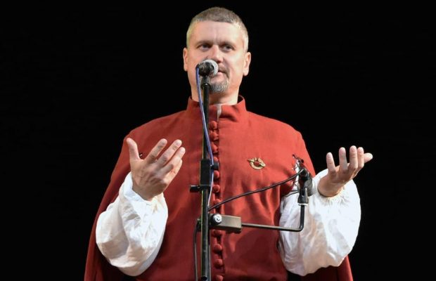 Лідер білоруського гурту "Cтары Ольса" виїхав в Україну