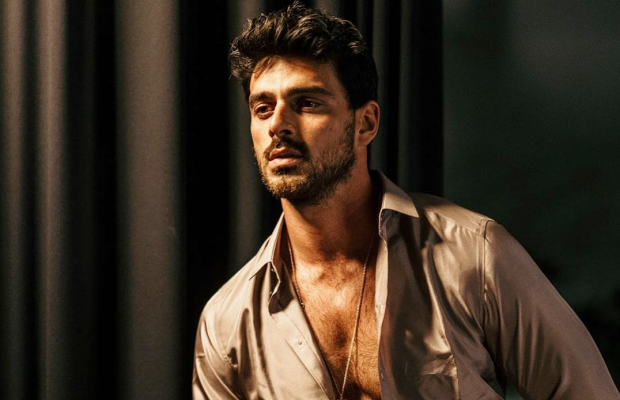 Зірка еротичного фільму "365 днів" похвалився своїми м'язами