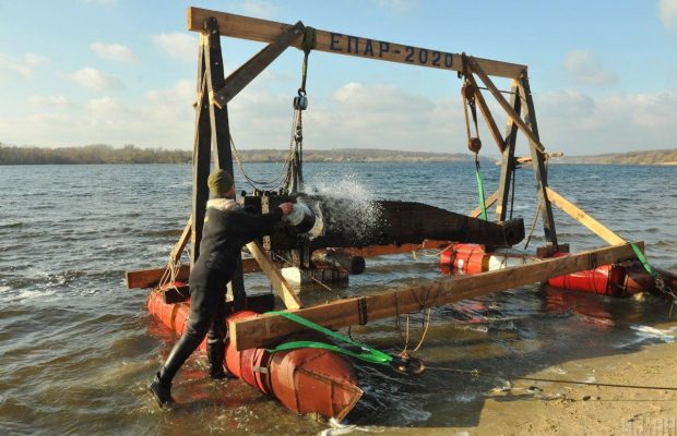 У Запоріжжі з дна Дніпра підняли гарматний лафет часів козацтва (фоторепортаж, відео)