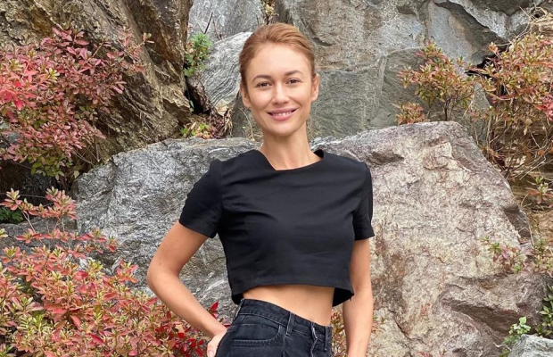 Оголена Ольга Куриленко поніжилася на диванчику