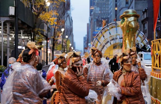 Традиційний парад до Дня подяки у США пройшов майже без глядачів (фоторепортаж)