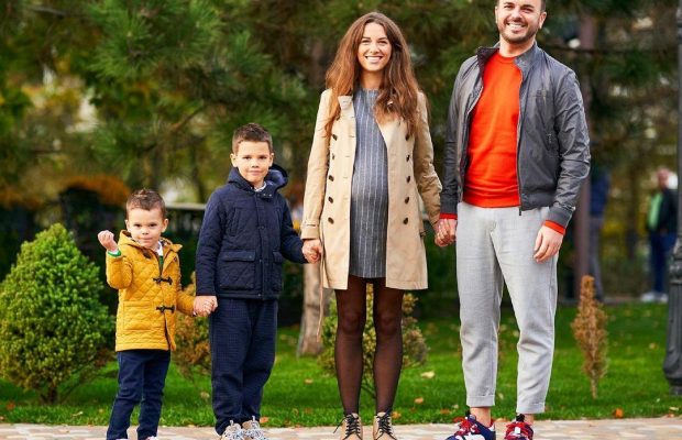 Популярний український ведучий втретє став батьком та поділився першим знімком з малюком