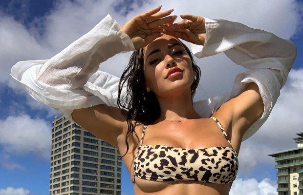 Мокра Ана Чері показала пишні груди великим планом